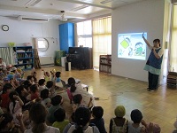 プールの約束をしている様子の写真