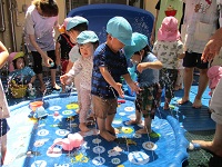 水遊びをしている乳児クラスの写真