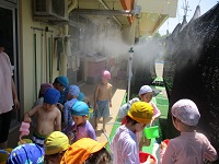 水遊びをしている幼児クラスの写真
