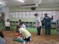 写真:心肺蘇生の練習をしているところ(1)