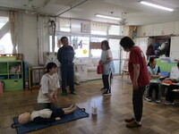 写真:心肺蘇生の練習をしているところ(2)