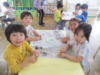 写真:そら豆のさや剥きをしている子どもたち(1)