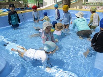 プールに入っている写真