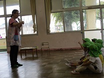 視力検査の説明を聞いている写真