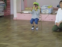 視力検査をしている写真