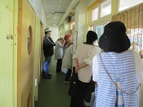 廊下から参観する保護者の写真