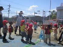 園庭で遊ぶ写真