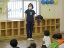 備蓄品の話をしている写真