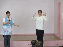 プールに入る時の約束を話している写真