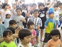 エビカニクス音頭を踊る写真