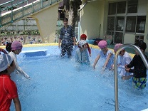 水をかけあいしている写真