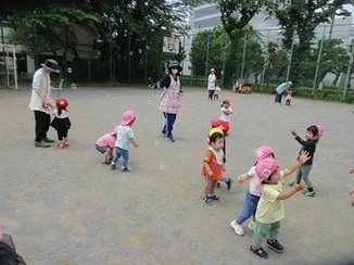 子ども達があさひがおか児童館で遊んでいる写真