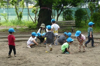 子どもたちが砂場で遊んでいる写真