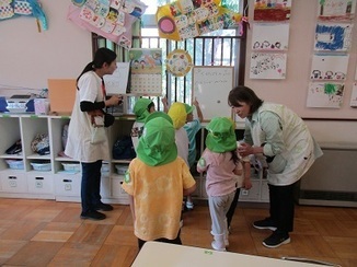 保育園の5歳児が幼稚園のお友達にお部屋の説明をしている写真