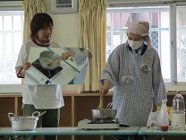 カレー作りのデモンストレーションの写真