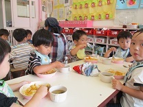 カレーを食べるうさぎ組の写真