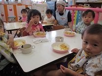 カレーを食べるりす組の写真