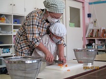 カレーの具を切る写真