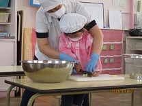 じゃがいもを切る写真