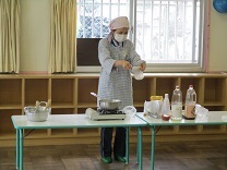 カレー作りのデモンストレーションの写真