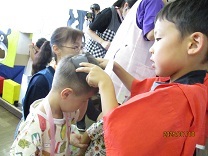 おめんをつけてあげる写真