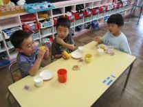 トウモロコシを食べている写真