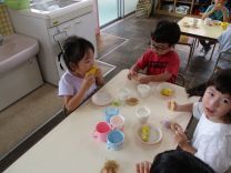 トウモロコシを食べている写真