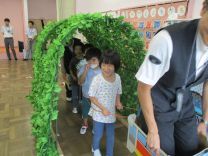 トンネルをくぐる写真