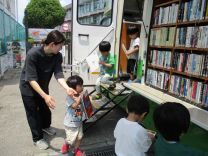 ひまわり号で絵本を選ぶ写真