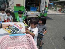 絵本を借りる写真