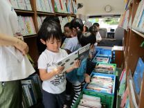 絵本を選んでいる写真