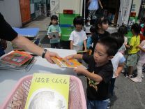 絵本を借りる写真