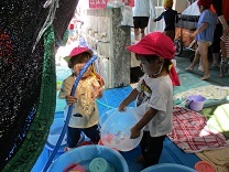 りす組の水遊びの写真
