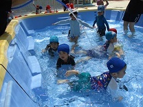 幼児クラスの水遊びの写真