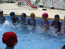 幼児クラスの水遊びの写真