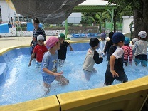 流れるプールを作っている写真