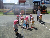 写真:1歳児がスプリンクラーの水を浴びているところ(1)