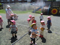 写真:1歳児がスプリンクラーの水を浴びているところ(2)