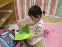 写真:1歳児が絵本を見ているところ
