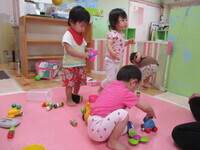 写真:1歳児が室内で遊んでいるところ