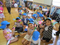 写真:折り紙をもって嬉しそうにしている写真