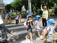写真:子どもたちが横断歩道を渡っているところ
