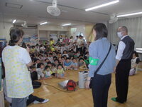 写真:集会で警察の話を聞いているところ