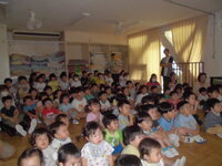 写真:動画を見る子どもたちの様子