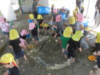 写真:子どもたちが園庭でどろんこをしているところ(1)