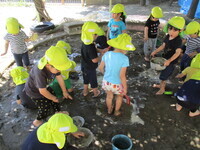 写真:子どもたちが園庭でどろんこをしているところ(2)