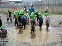 写真:子どもたちが園庭でどろんこをしているところ(4)