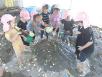 写真:子どもたちが園庭でどろんこをしているところ(3)