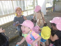 写真:水がかかって笑っている子どもたち