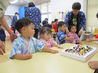 小さい子がお土産をもらっている様子の写真